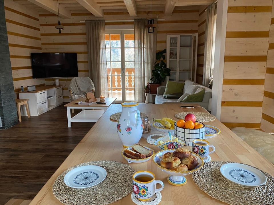 TV and multimedia, Kitchen or kitchenette, Dining area