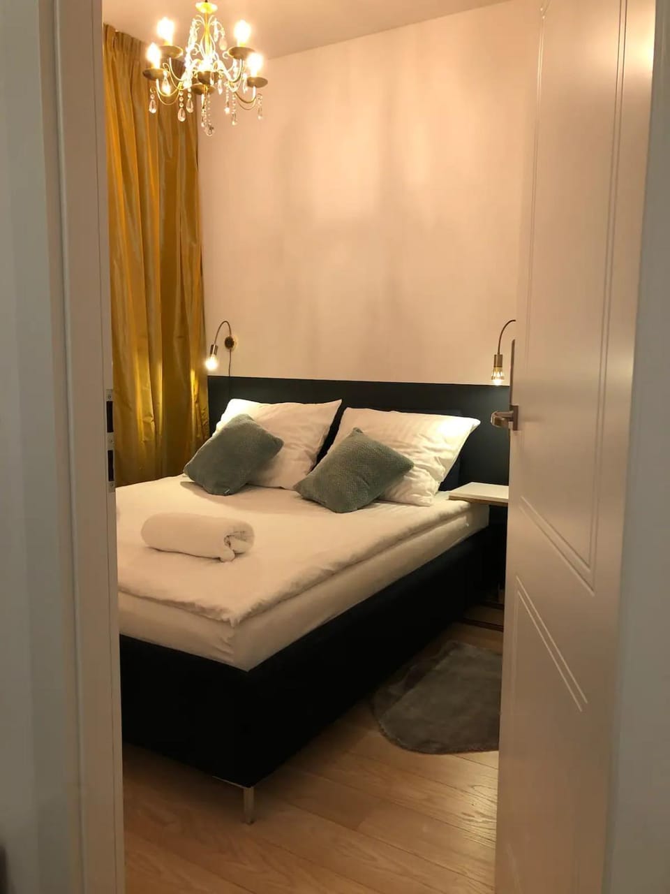 Bed, Bedroom, towels
