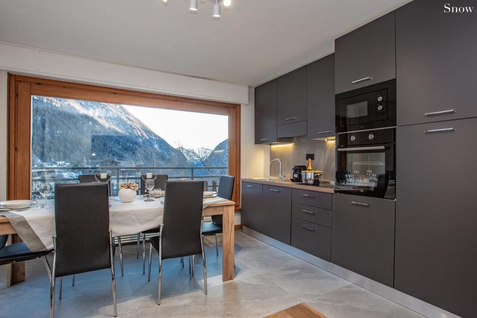 Natural landscape, Coffee/tea facilities, Kitchen or kitchenette, Dining area, Mountain view, stove