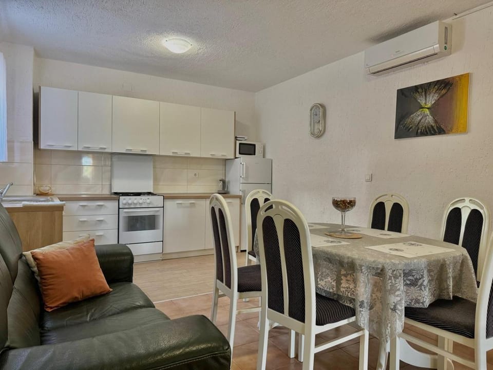 Kitchen or kitchenette, Seating area, Dining area, microwave, air conditioner