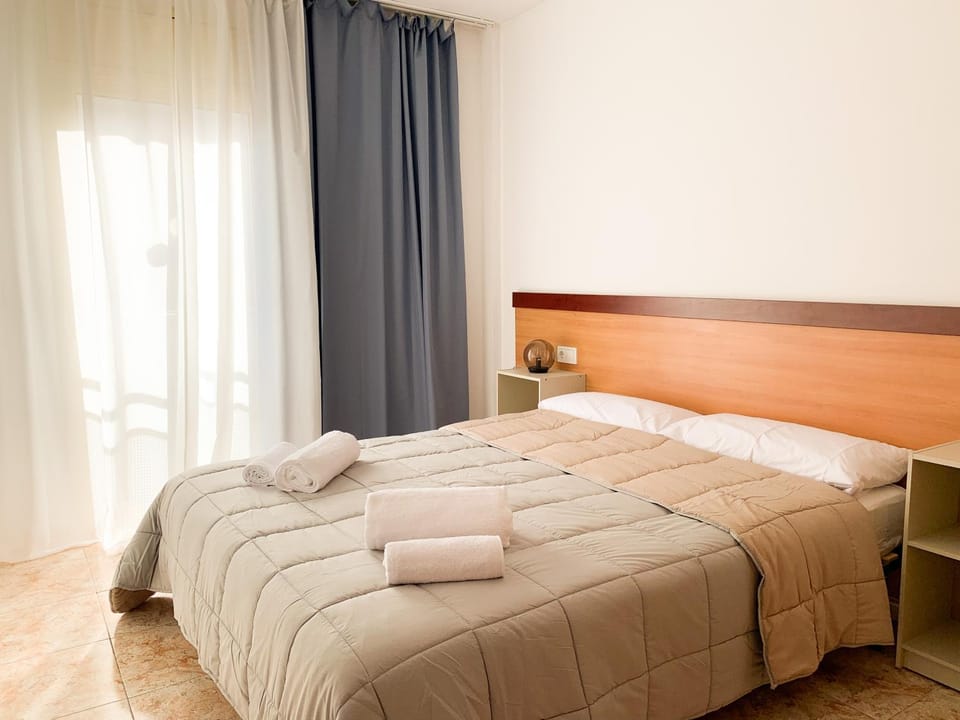 Bed, Bedroom, towels
