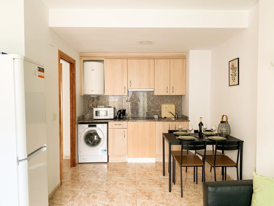 Kitchen or kitchenette, Dining area, minibar, stove, washing machine