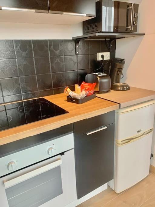 Kitchen or kitchenette, Food, minibar, stove
