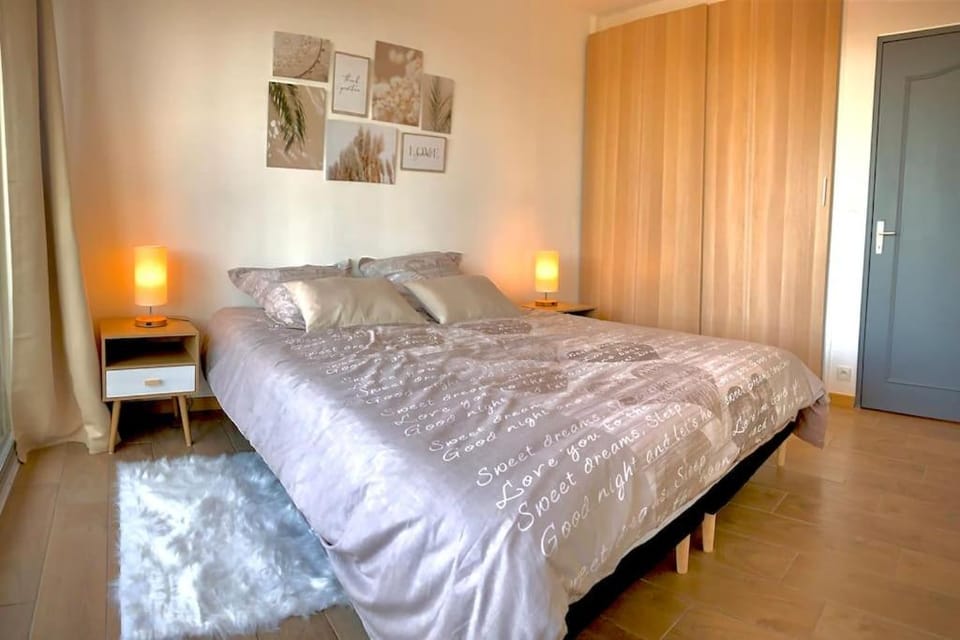 Bed, Photo of the whole room, Bedroom, wardrobe