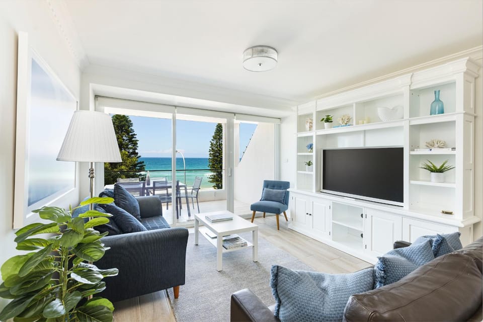 TV and multimedia, Living room, Seating area, Evening entertainment, Sea view