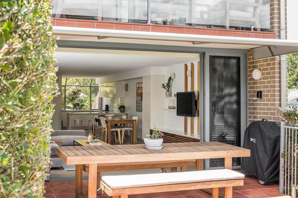 Property building, Day, TV and multimedia, View (from property/room), Balcony/Terrace, Living room, Seating area, Dining area