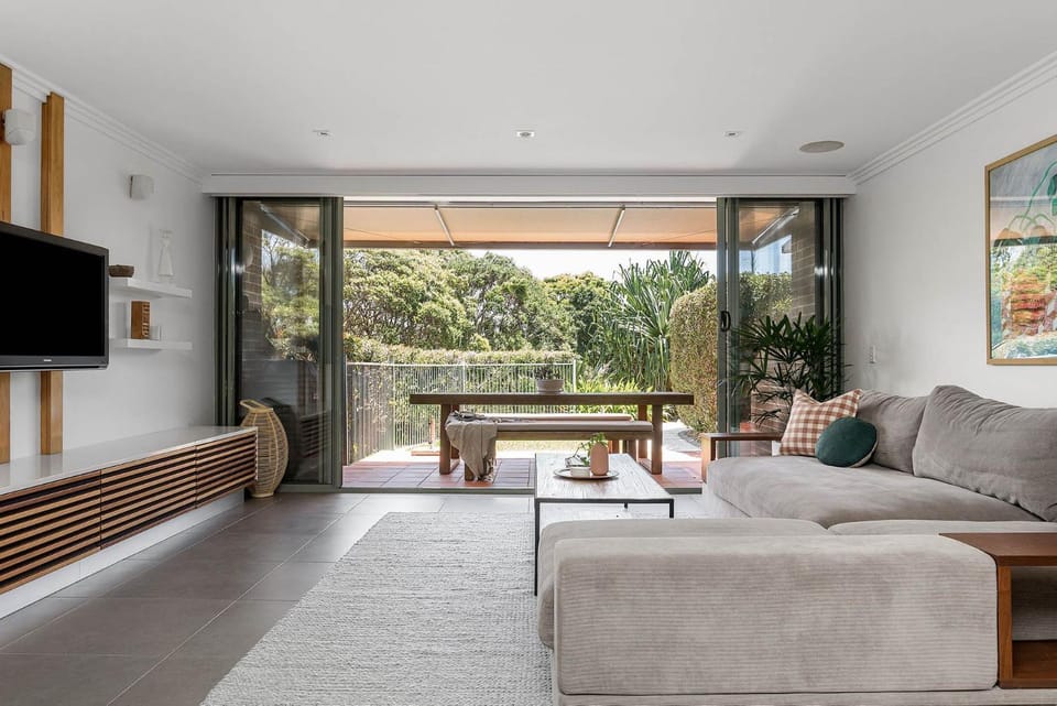 Garden, TV and multimedia, Seating area, Evening entertainment, Garden view