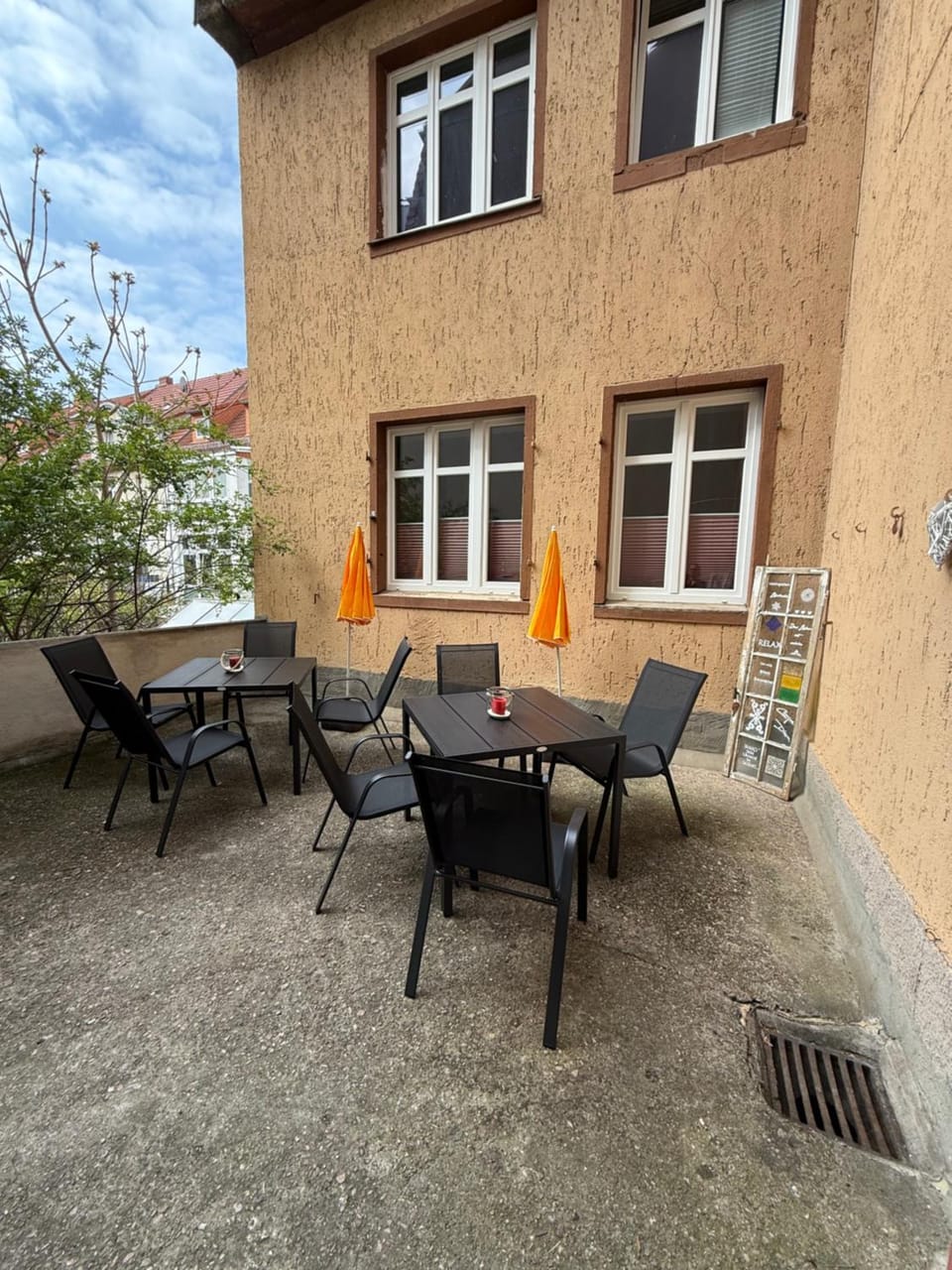 Große Ferienwohnung Nähe Stadtpark, 4 Schlafzimmer, gemütliches Wohnzimmer, Terrasse, Parkplatz Apartment in Erfurt