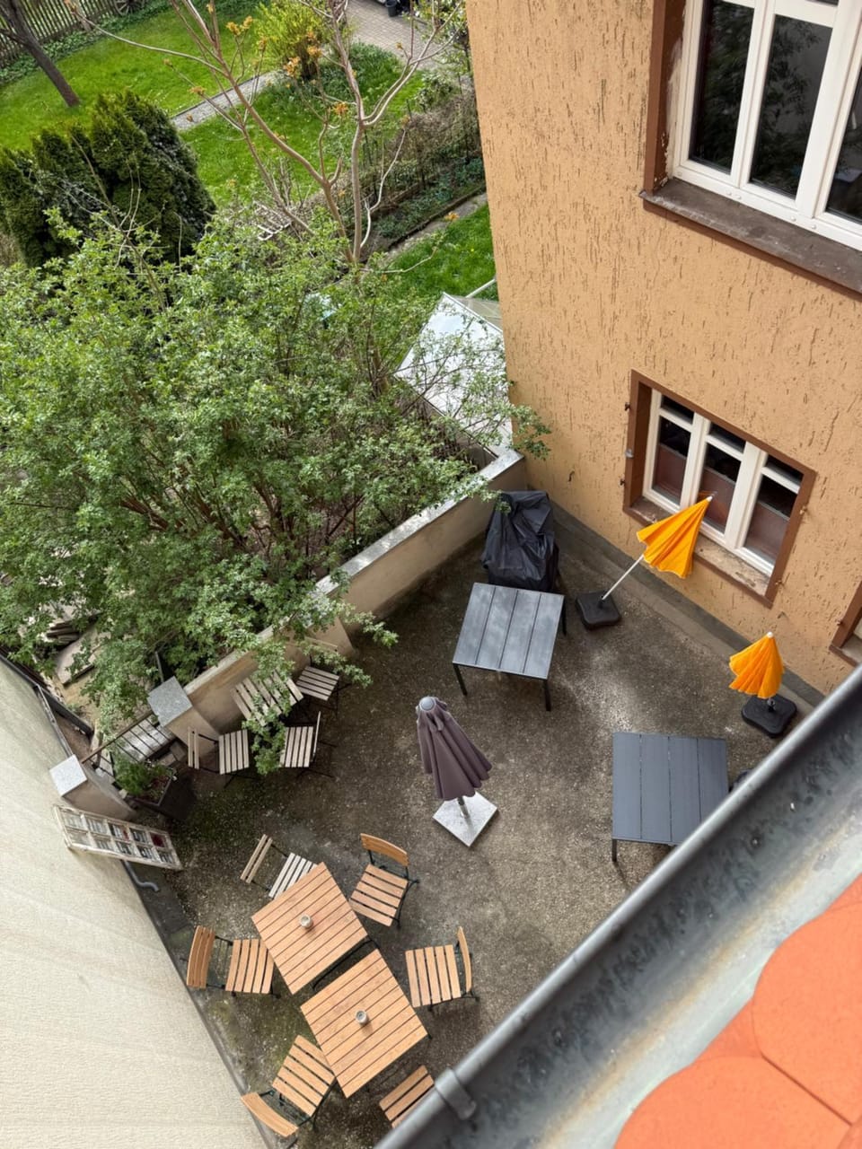 Große Ferienwohnung Nähe Stadtpark, 4 Schlafzimmer, gemütliches Wohnzimmer, Terrasse, Parkplatz Apartment in Erfurt