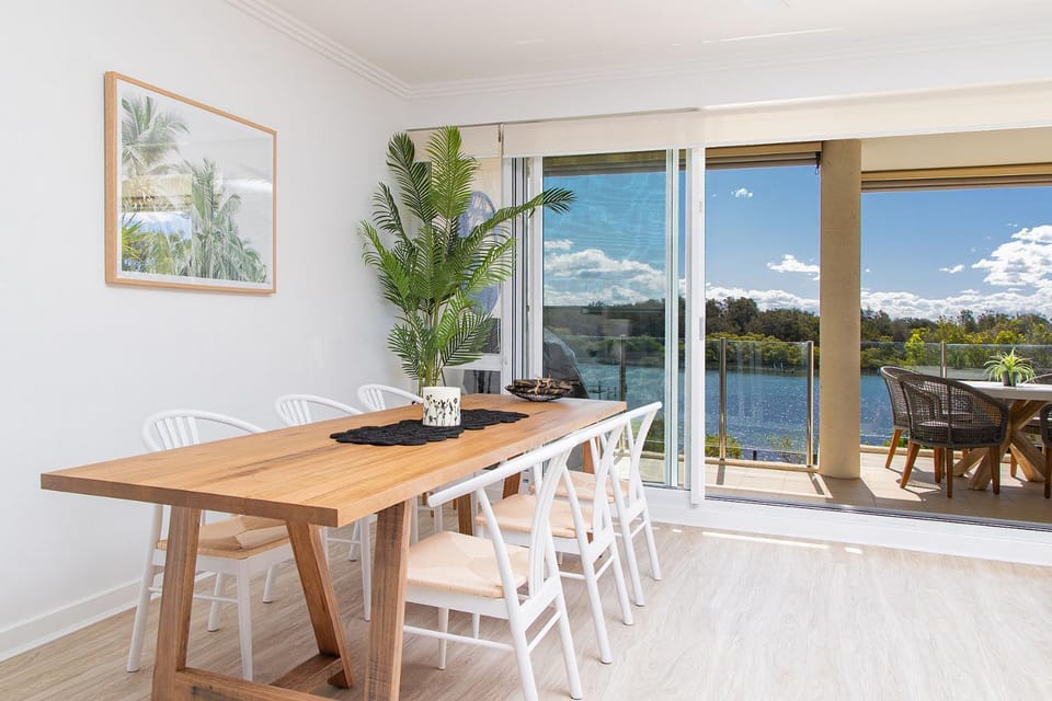 Dining area, Lake view