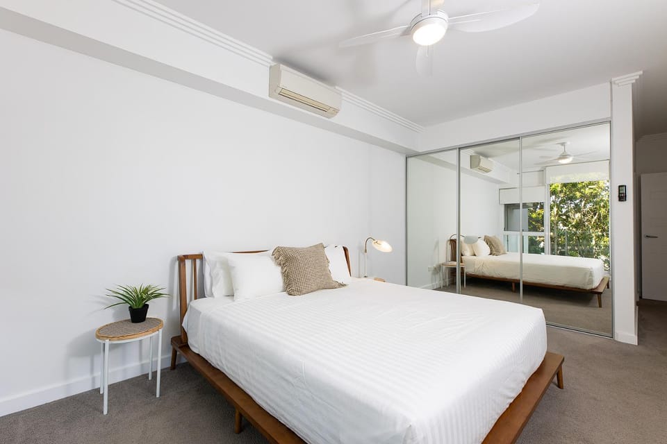 Bedroom, fireplace, air conditioner