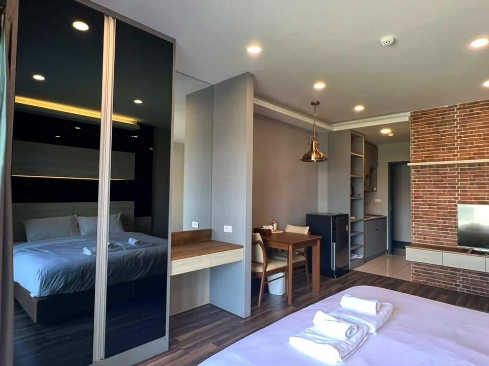 Premier Luxe Hotel โรงแรมพรีเมียร์ลักซ์ Apartment in Chon Buri Changwat