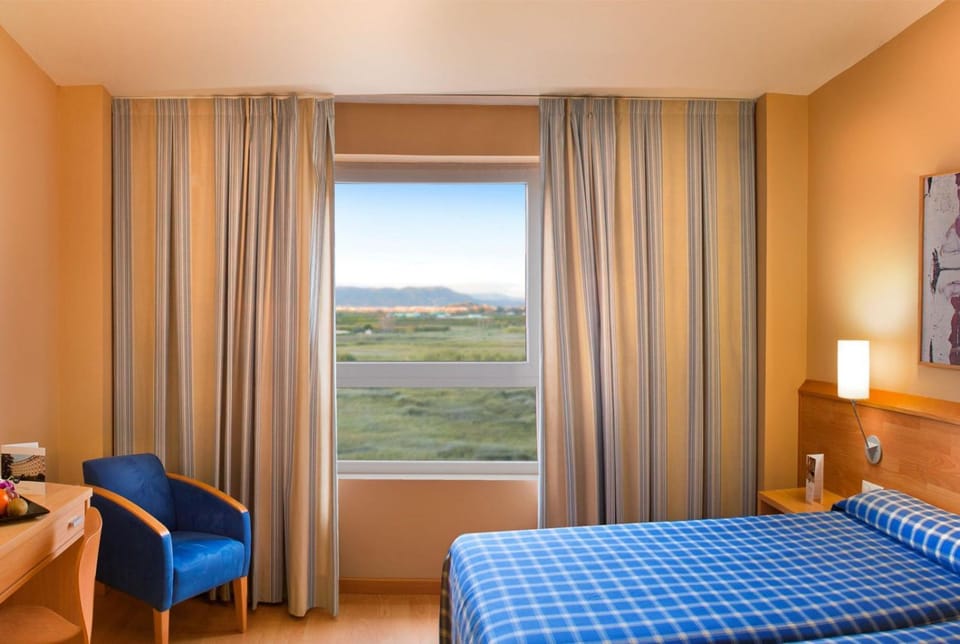 Bed, Natural landscape, Photo of the whole room, Bedroom