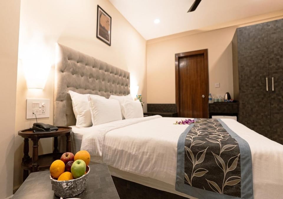 Food and drinks, Bedroom, wardrobe