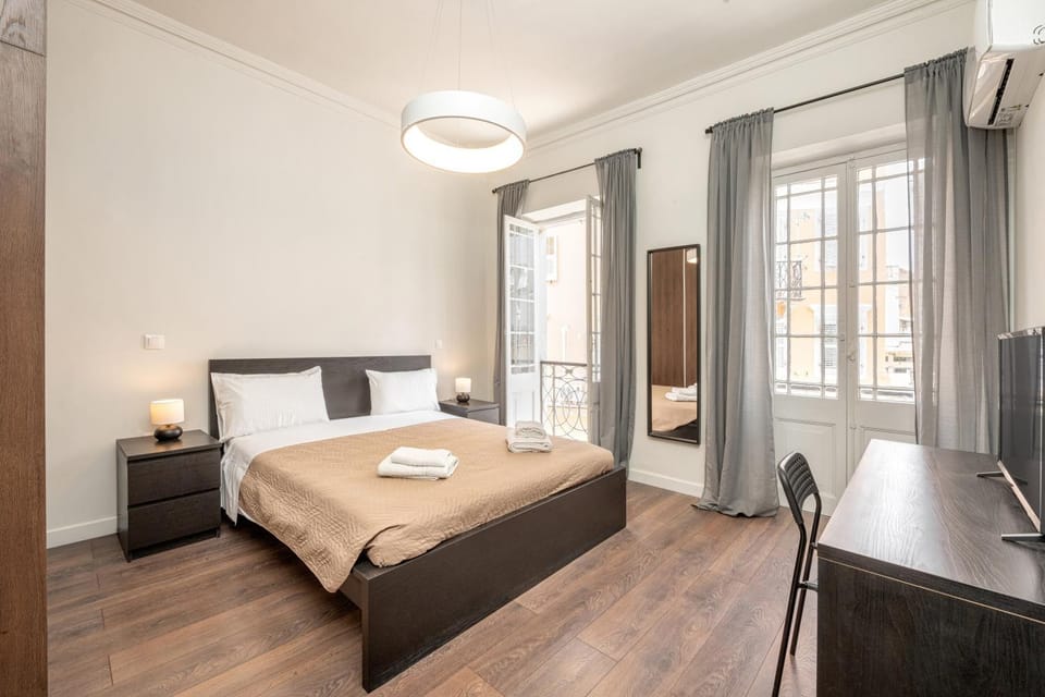 Bed, TV and multimedia, Photo of the whole room, Bedroom, towels