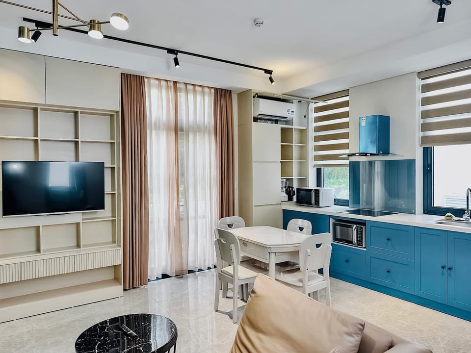 Communal lounge/ TV room, TV and multimedia, Living room, Photo of the whole room, Seating area, kitchen, air conditioner