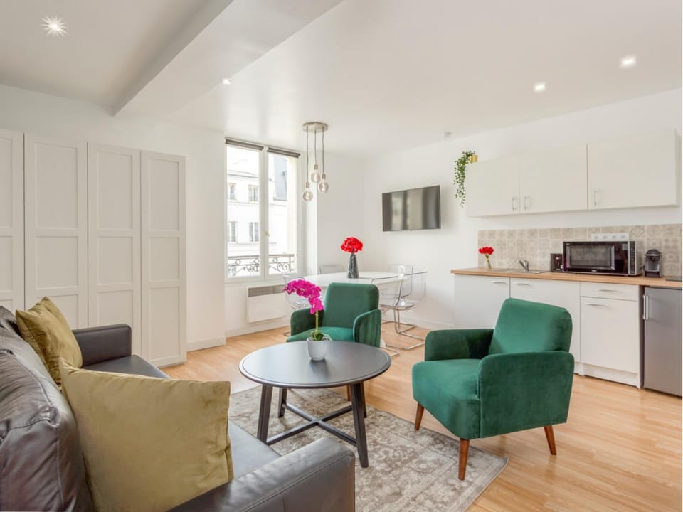 Property building, Kitchen or kitchenette, Living room, Dining area