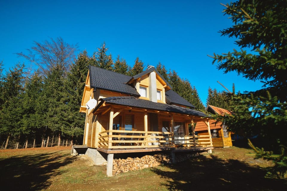 Property building, Day, Balcony/Terrace