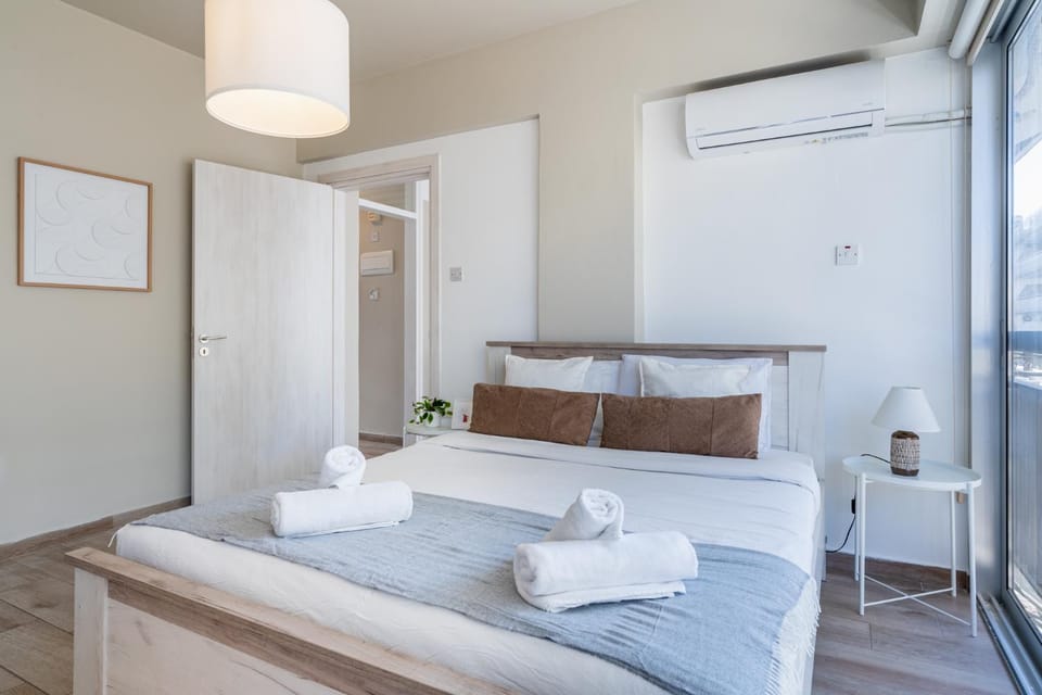 Bed, Bedroom, towels, air conditioner