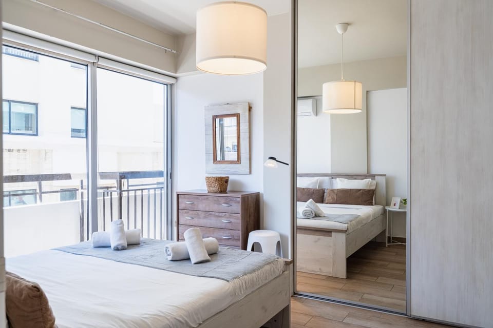 Bed, Bedroom, towels, air conditioner