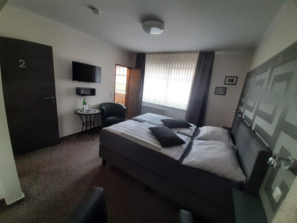 Bed, TV and multimedia, Photo of the whole room, Bedroom