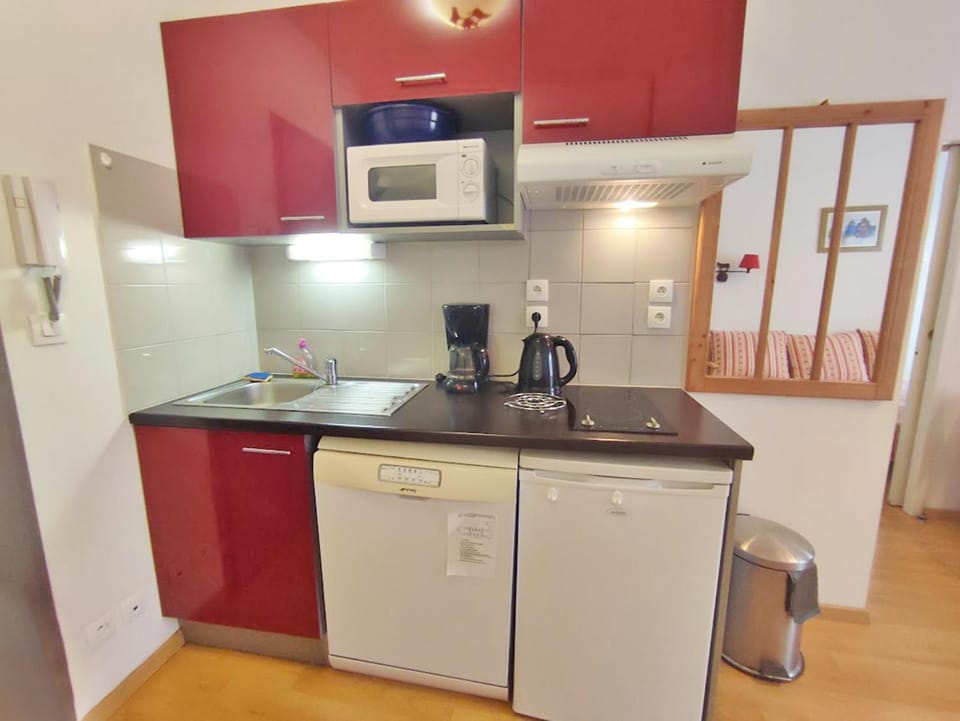 Coffee/tea facilities, dishwasher, minibar, stove