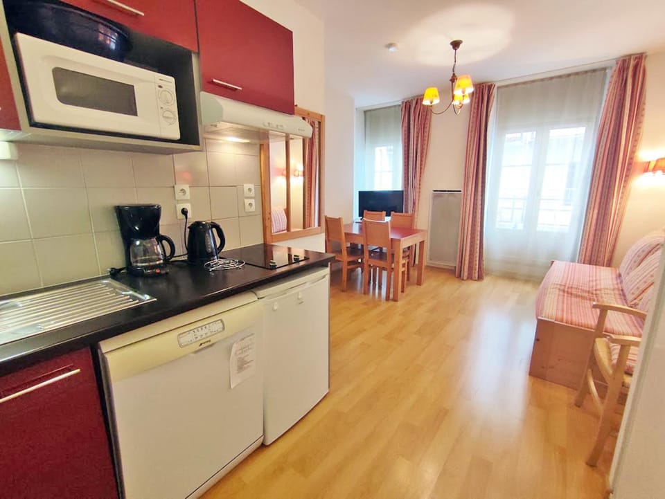 TV and multimedia, Kitchen or kitchenette, Living room, Dining area, dishwasher, minibar