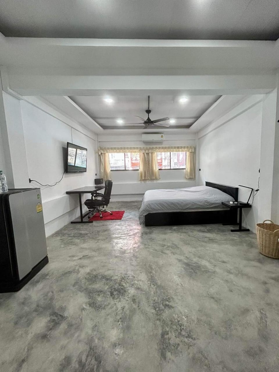 Bed, TV and multimedia, Photo of the whole room, Bedroom, fireplace