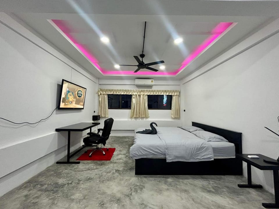 Bed, TV and multimedia, Living room, Photo of the whole room, Seating area, Bedroom, fireplace, hair dresser