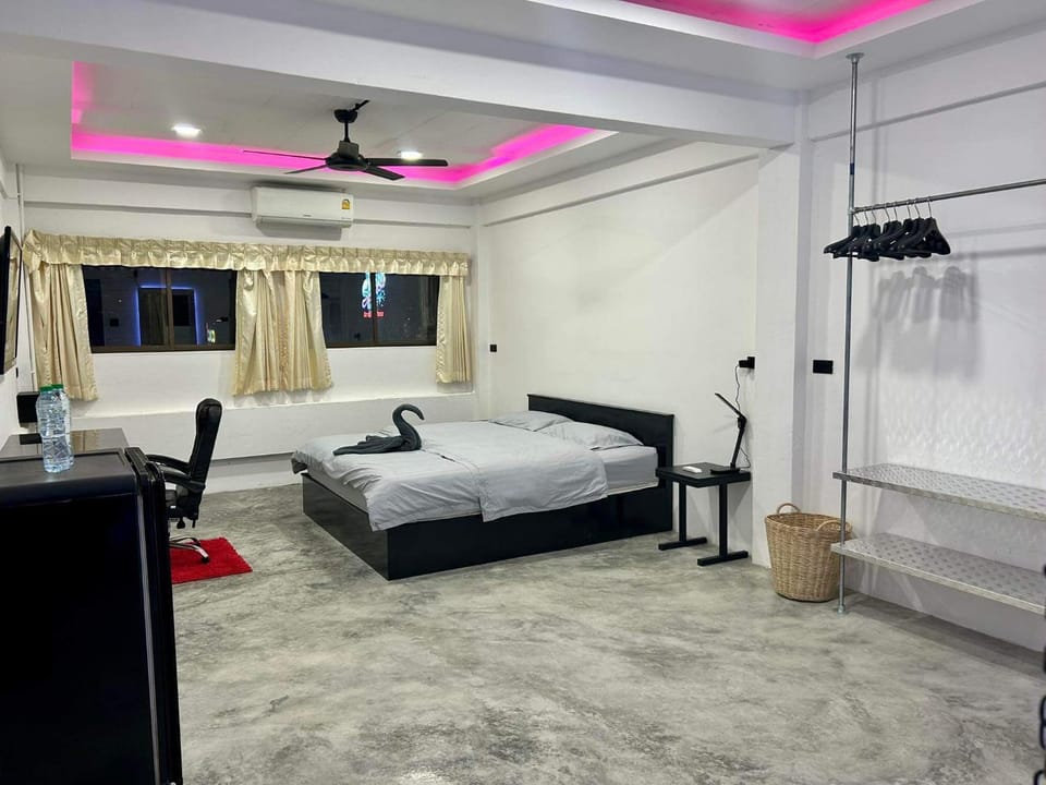 Bed, Living room, Bedroom, fireplace