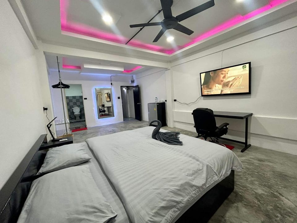 Communal lounge/ TV room, Bed, TV and multimedia, Photo of the whole room, Bedroom, fireplace