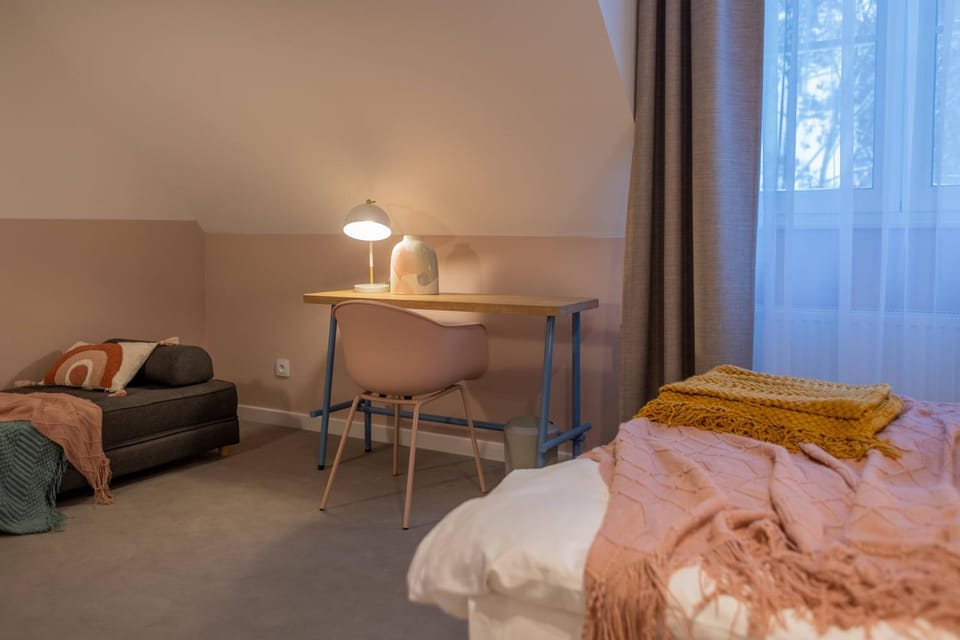 Bed, Photo of the whole room, Seating area, Bedroom