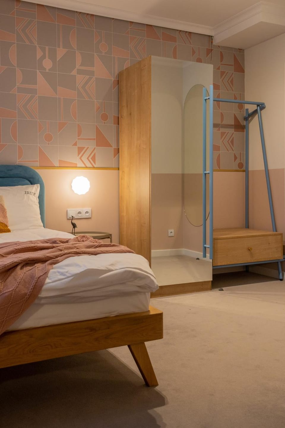 Photo of the whole room, Bedroom, wardrobe