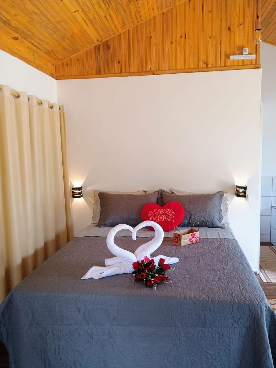 Bed, Photo of the whole room, towels