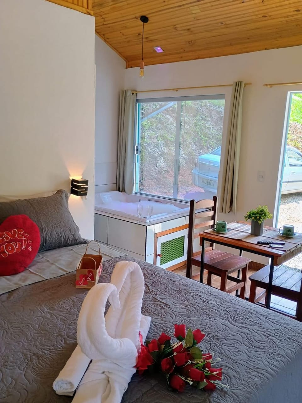 Bed, Photo of the whole room, Bedroom, towels