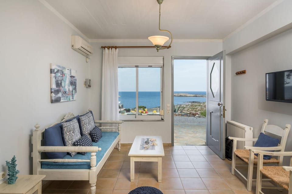 TV and multimedia, View (from property/room), Balcony/Terrace, Living room, Seating area, Pool view, Sea view, Swimming pool, Inner courtyard view