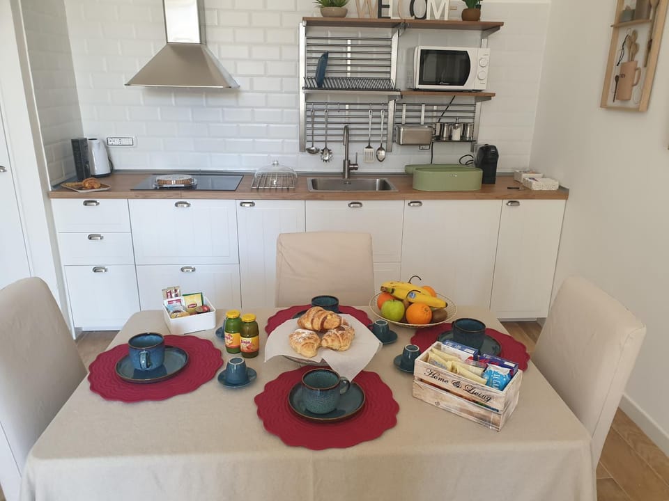Kitchen or kitchenette, Food and drinks, Dining area, Food, minibar