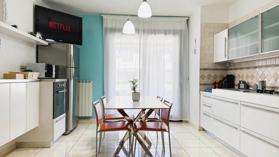 Kitchen or kitchenette, Living room, Photo of the whole room, Seating area, Communal kitchen, microwave, kitchen, kitchen