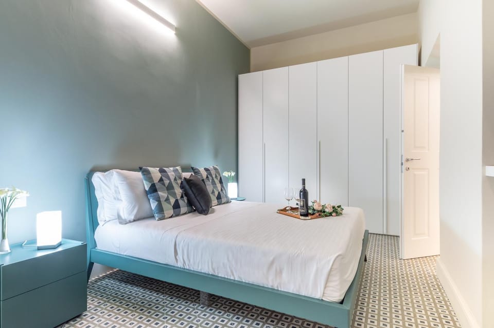 Bed, Photo of the whole room, Decorative detail, Bedroom, wardrobe