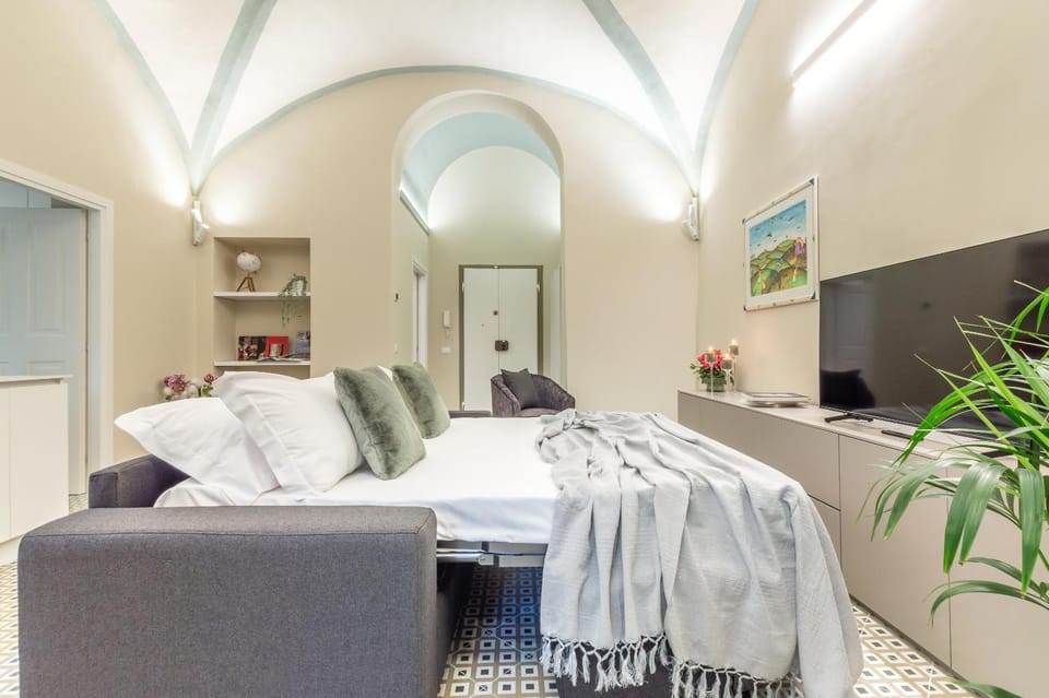 Bed, TV and multimedia, Kitchen or kitchenette, Living room, Photo of the whole room, Seating area, Bedroom