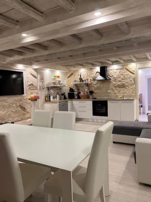 TV and multimedia, Kitchen or kitchenette, Dining area, minibar