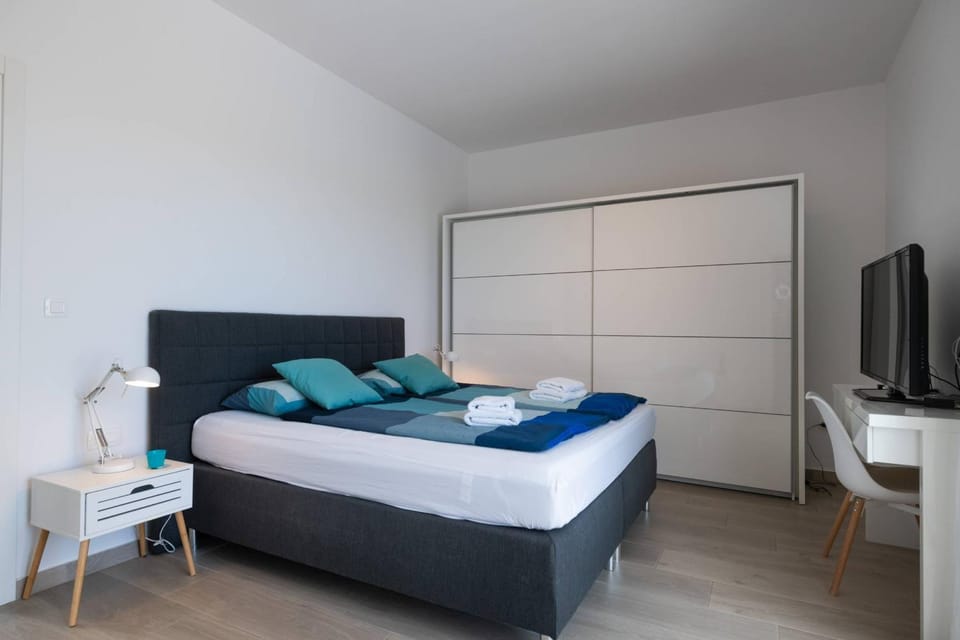 Bed, TV and multimedia, Bedroom, wardrobe