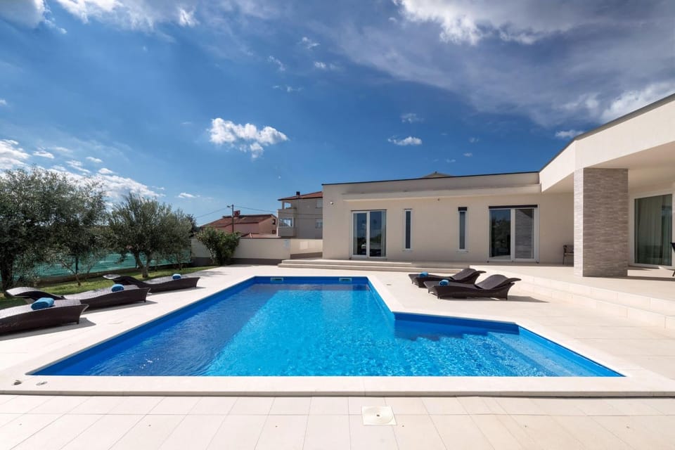 Property building, Patio, Day, Natural landscape, Garden, Garden view, Pool view, Swimming pool, sunbed