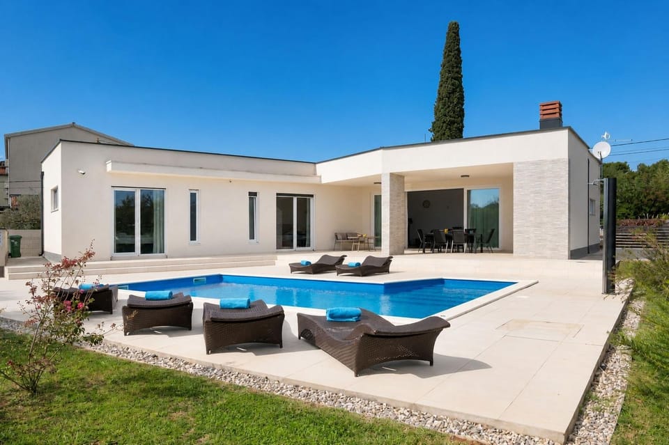 Property building, Patio, Day, Garden, Garden view, Pool view, Swimming pool, sunbed