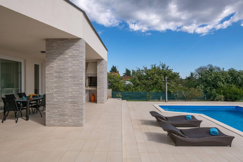 BBQ facilities, Balcony/Terrace, Dining area, Swimming pool