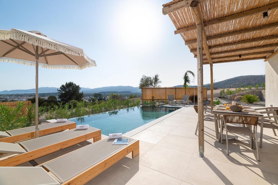 Patio, Day, Natural landscape, View (from property/room), Balcony/Terrace, Mountain view, Pool view, Swimming pool, sunbed