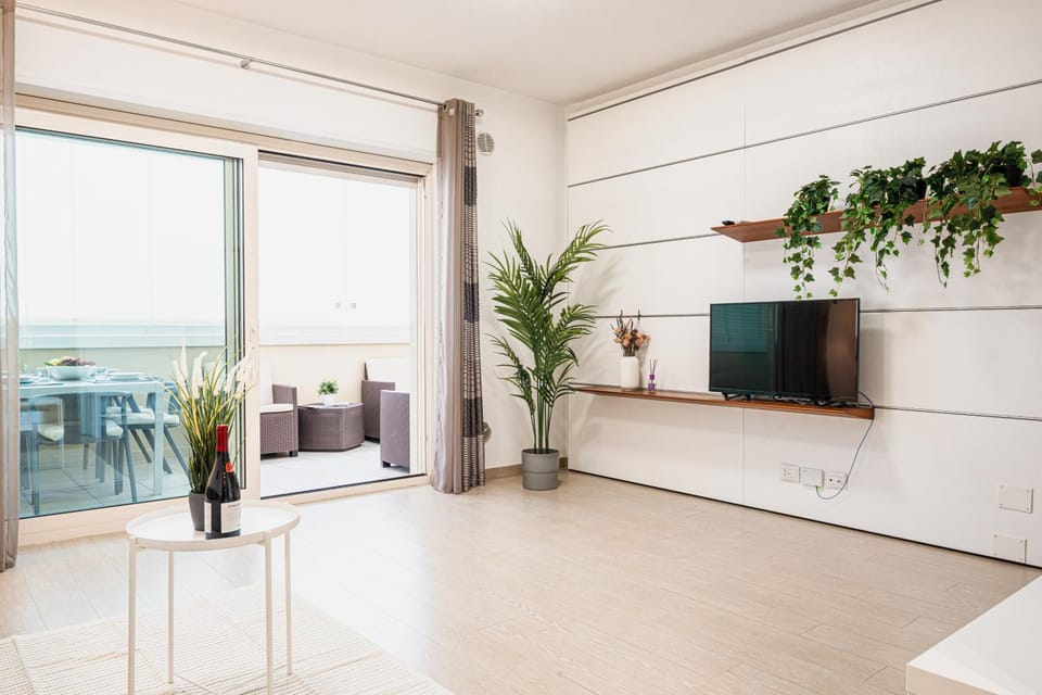Communal lounge/ TV room, TV and multimedia, View (from property/room), Balcony/Terrace, Living room, Seating area, Evening entertainment