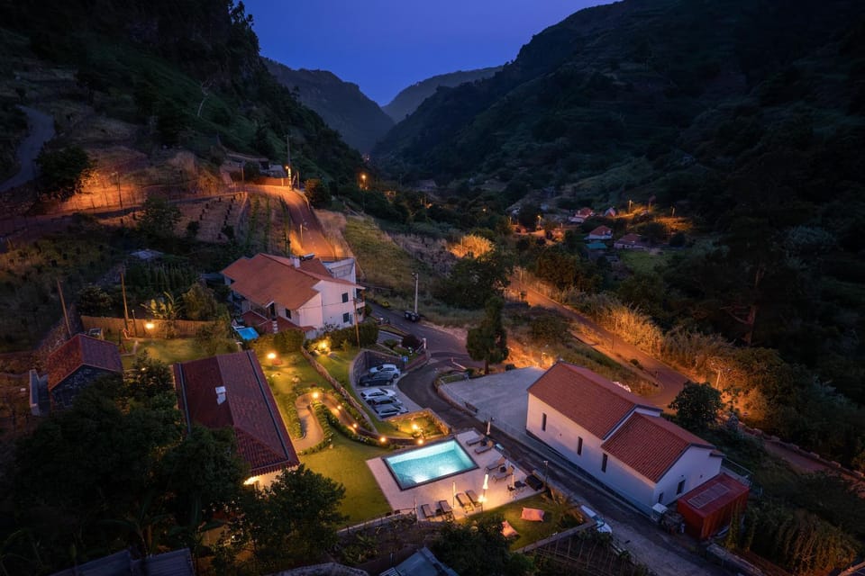 Property building, Bird's eye view, Swimming pool