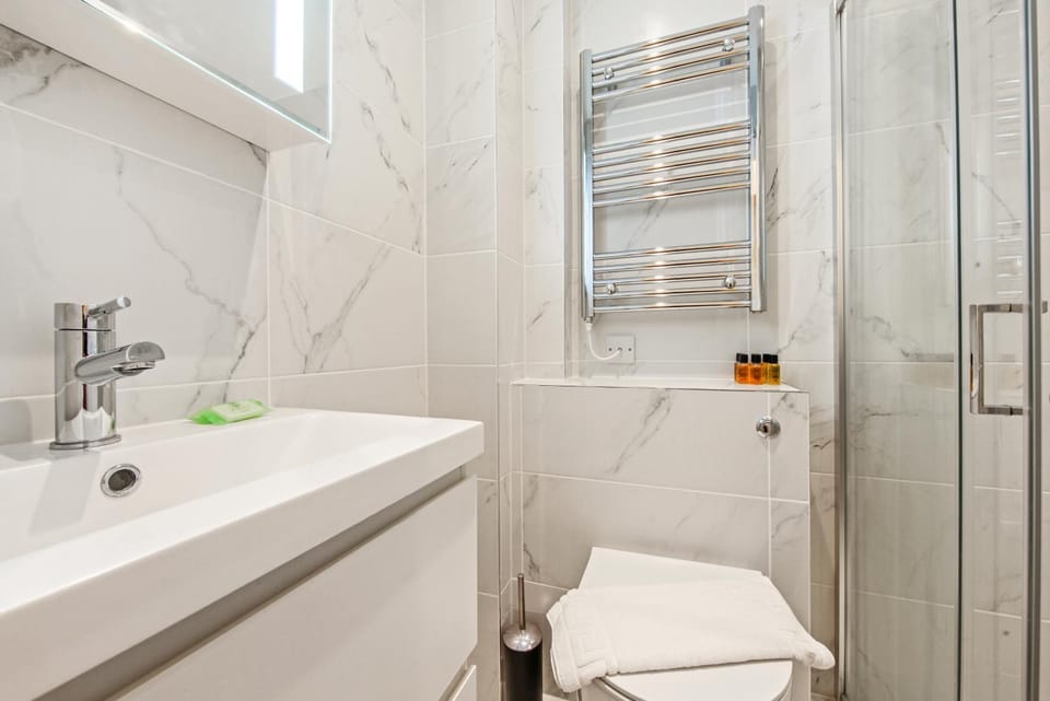 Shower, Toilet