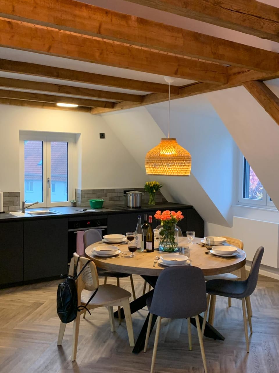 Kitchen or kitchenette, Dining area
